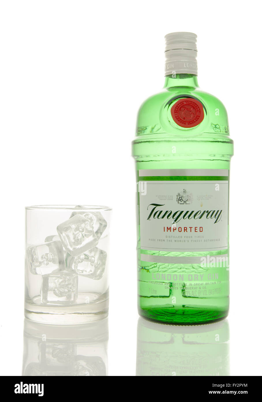 Winneconne, WI - 10 mars 2016 : une bouteille de Tanqueray gin avec un verre vide de glace. Banque D'Images