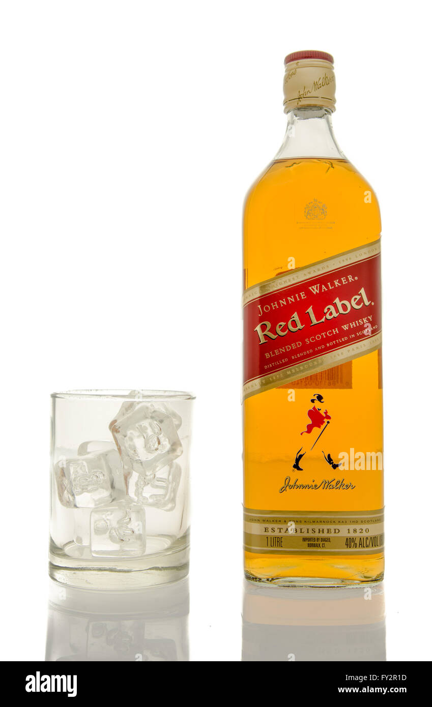 Winneconne, WI - 10 mars 2016 : une bouteille de whisky Johnnie Walker Red avec un verre vide de glace. Banque D'Images