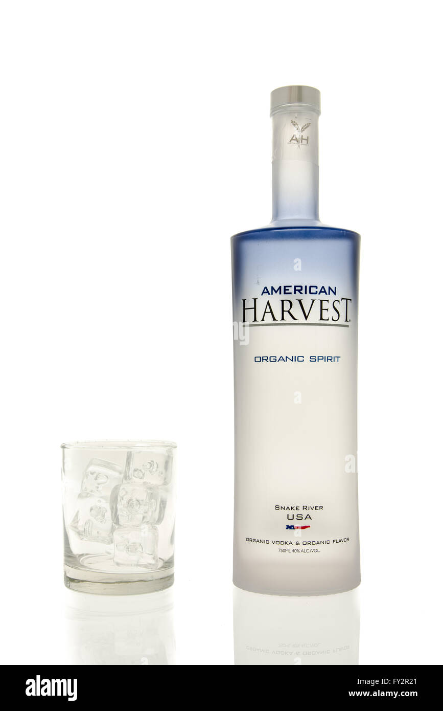 Winneconne, WI - 15 mars 2016 : une bouteille de vodka American Harvest avec un verre de glace Banque D'Images