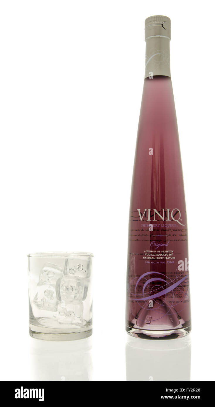 Winneconne, WI - 15 mars 2016 : une bouteille de vodka Viniq avec un verre de glace Banque D'Images