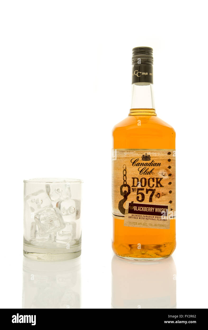 Winneconne, WI - 19 mars 2016 : une bouteille de whisky Canadian Club 57 Dock avec un verre de glace. Banque D'Images