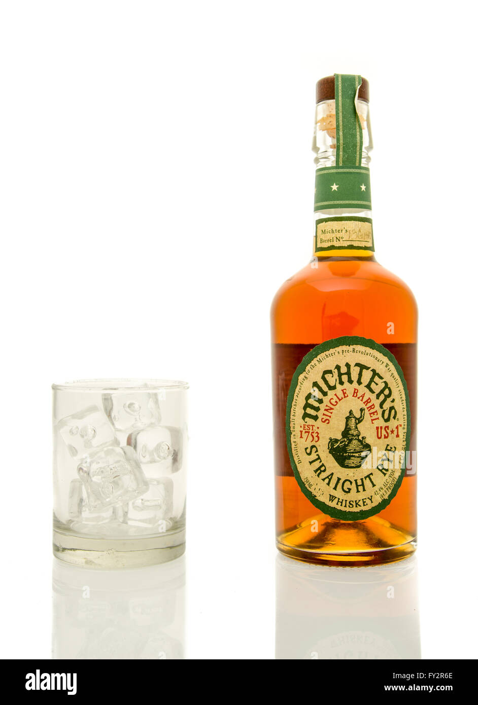 Winneconne, WI - 19 mars 2016 : une bouteille de whisky de seigle Michter est droite avec un verre de glace. Banque D'Images