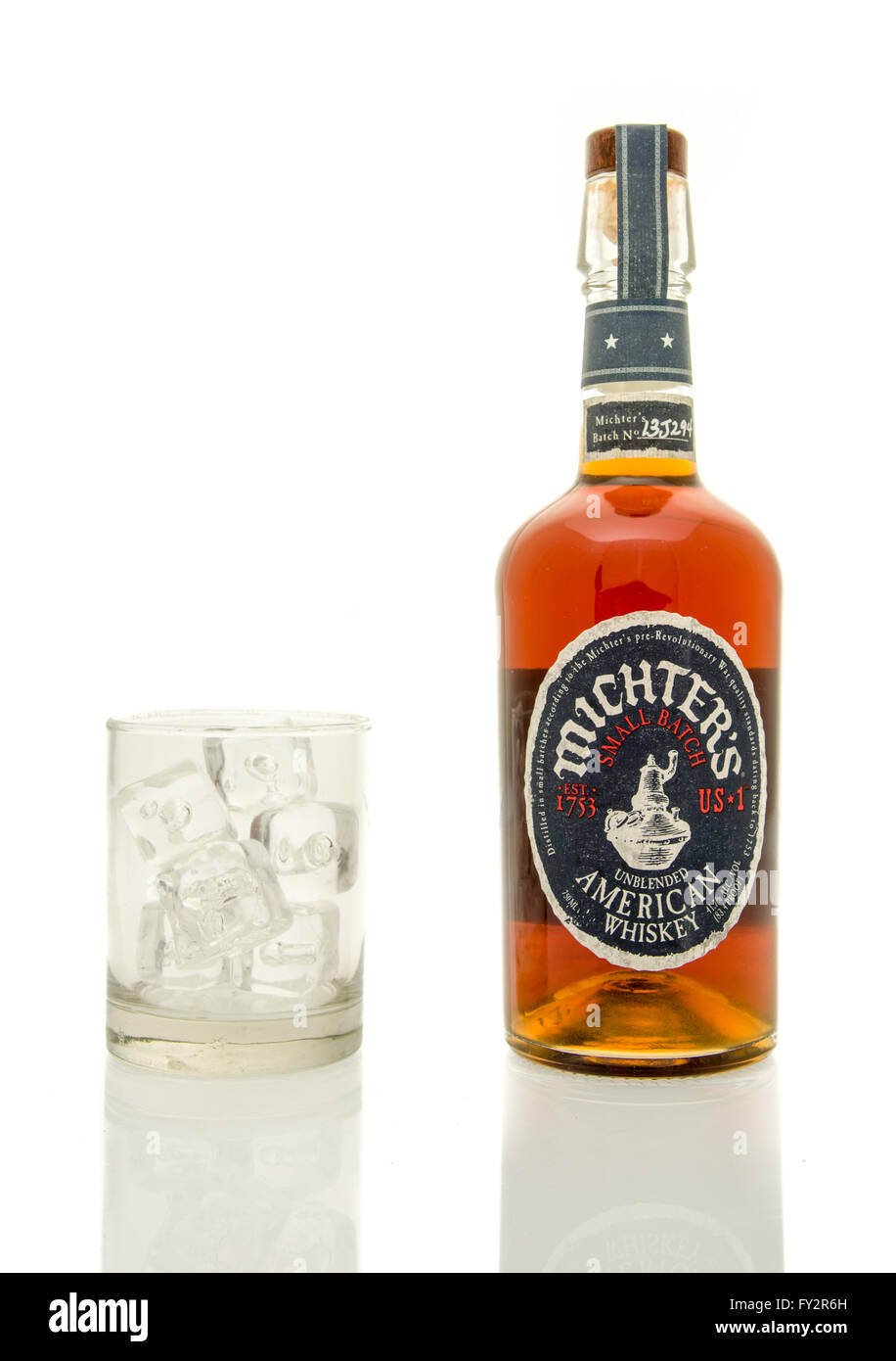 Winneconne, WI - 19 mars 2016 : une bouteille de whisky américain du Michter avec un verre de glace. Banque D'Images