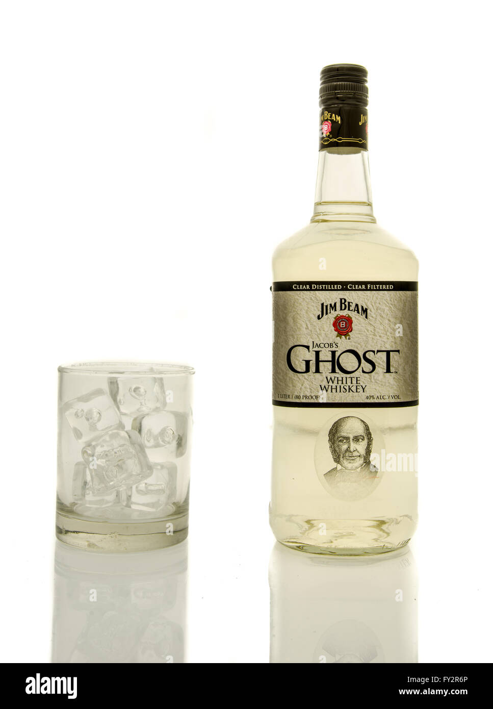 Winneconne, WI - 19 mars 2016 : une bouteille de whisky Jim Beam ghost avec un verre de glace. Banque D'Images