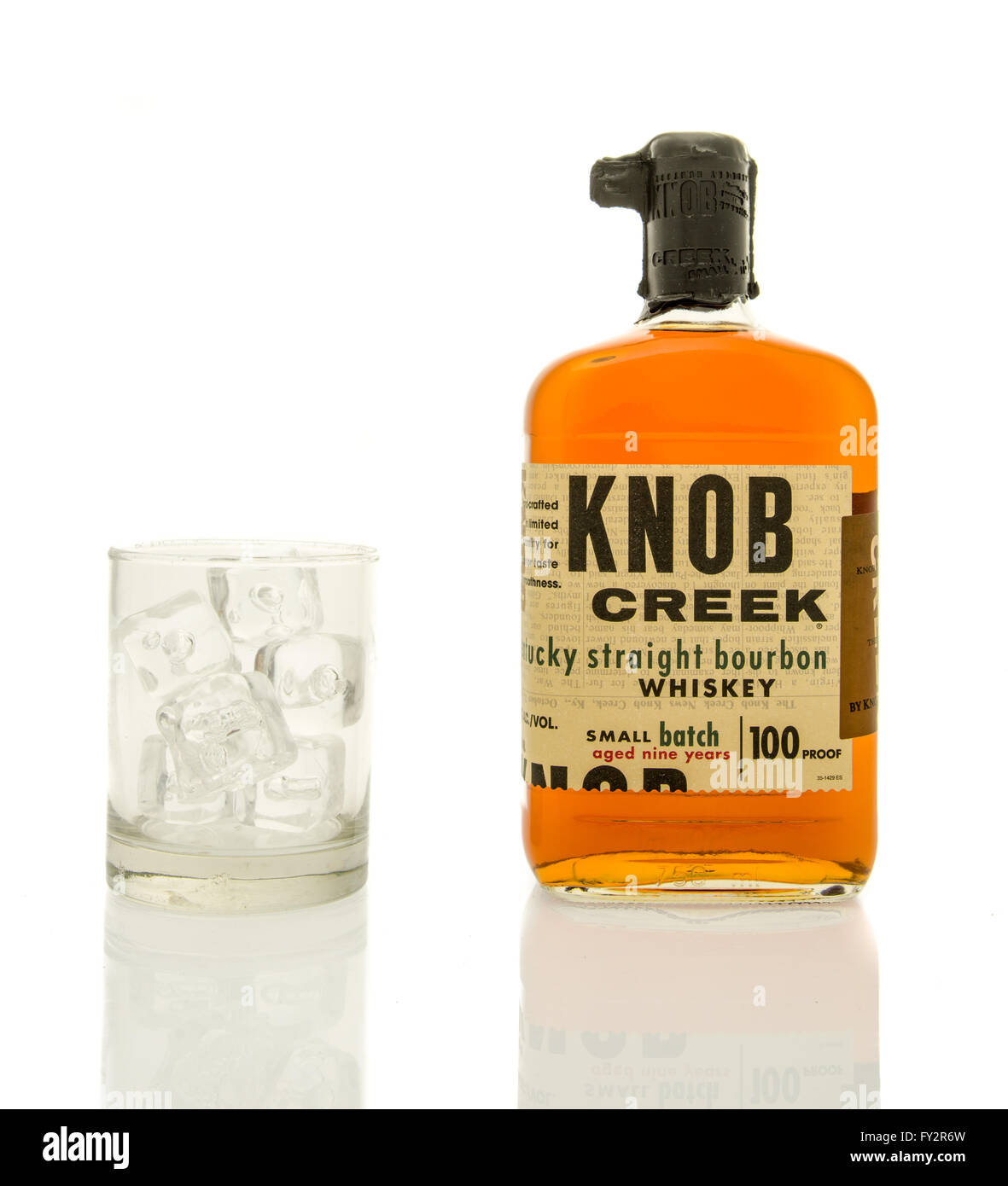 Winneconne, WI - 19 mars 2016 : une bouteille de whisky bourbon Bouton Creek tout droit avec un verre de glace. Banque D'Images