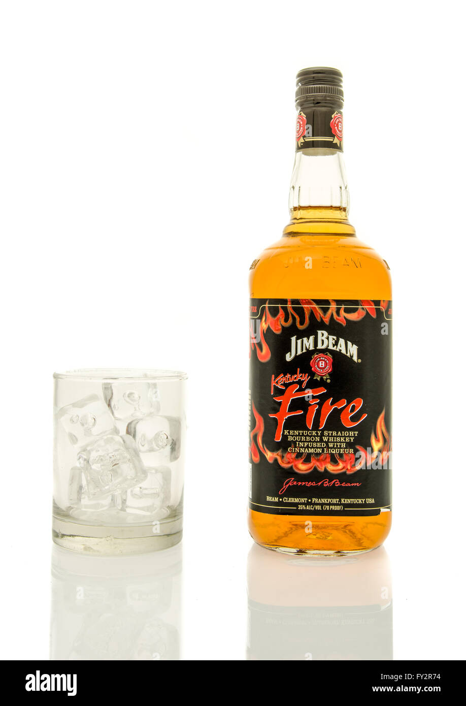 Winneconne, WI - 19 mars 2016 : une bouteille de Jim Beam fire whisky avec un verre de glace. Banque D'Images