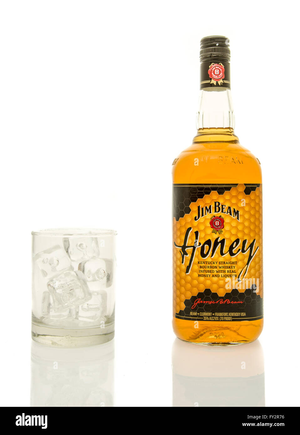Winneconne, WI - 19 mars 2016 : une bouteille de whisky Jim Beam le miel avec un verre de glace. Banque D'Images