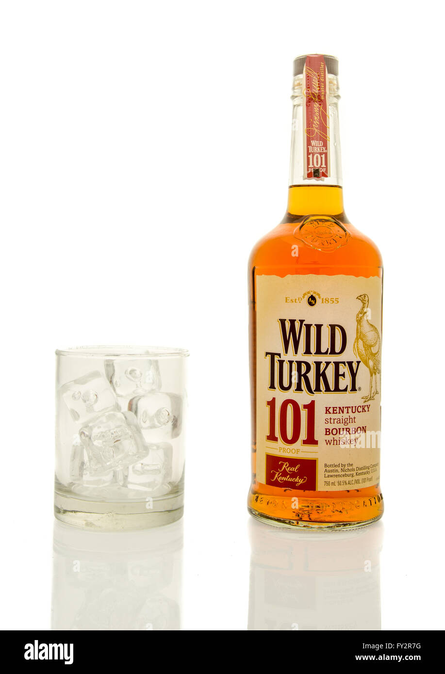 Winneconne, WI - 19 mars 2016 : une bouteille de whisky 101 dindons sauvages avec un verre de glace. Banque D'Images