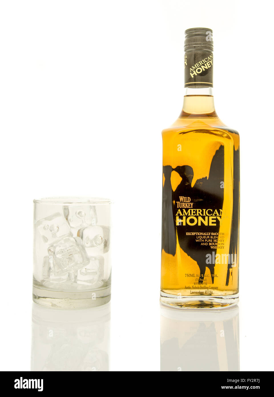 Winneconne, WI - 19 mars 2016 : une bouteille de whisky américain Wild Turkey le miel avec un verre de glace. Banque D'Images