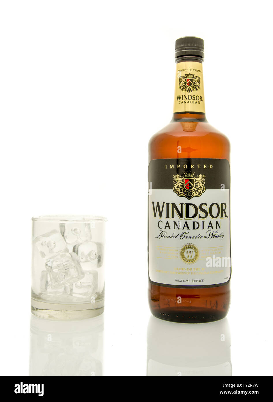 Winneconne, WI - 19 mars 2016 : une bouteille de whisky canadien Windsor avec un verre de glace. Banque D'Images