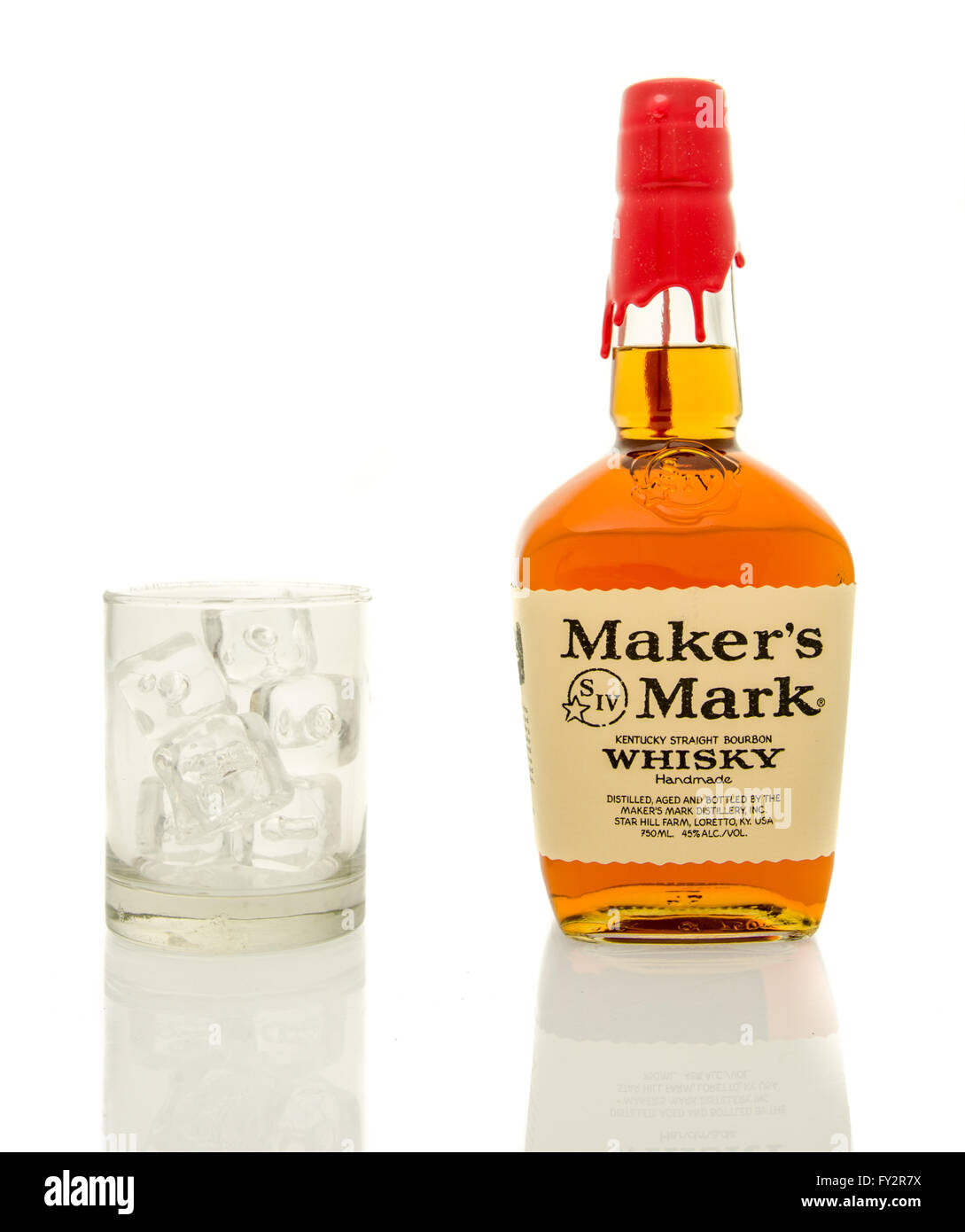 Winneconne, WI - 19 mars 2016 : une bouteille de whisky Maker's Mark avec un verre de glace. Banque D'Images