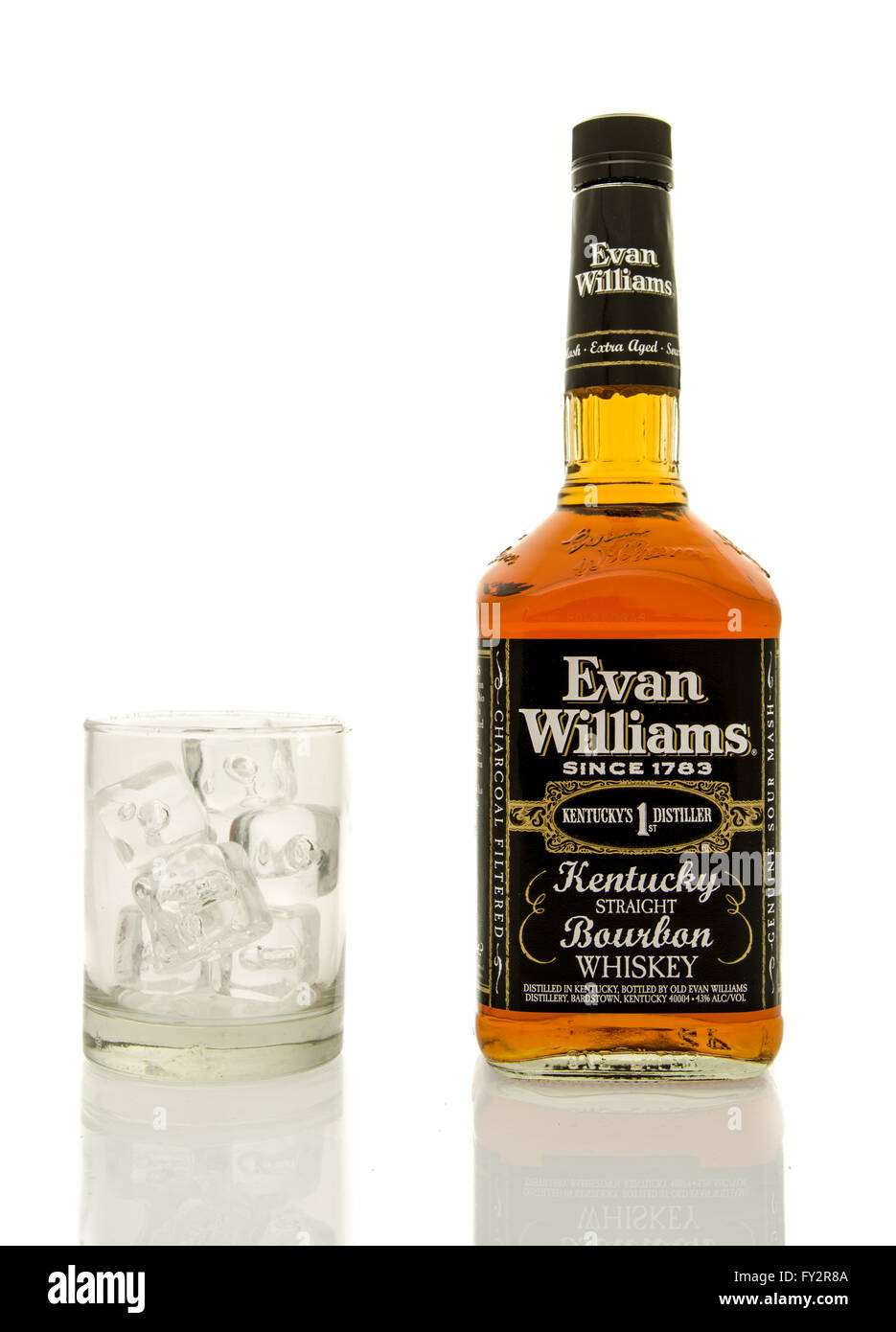 Winneconne, WI - 19 mars 2016 : une bouteille de whisky Evan Williams avec un verre de glace. Banque D'Images