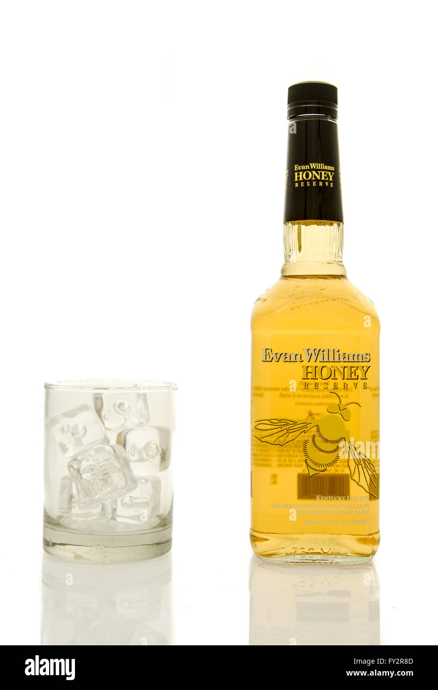 Winneconne, WI - 19 mars 2016 : une bouteille de whisky Evan Williams réserve miel avec un verre de glace. Banque D'Images
