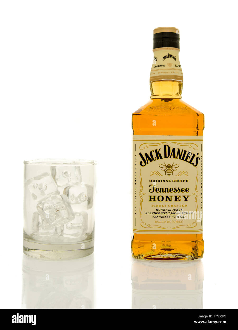 Winneconne, WI - 19 mars 2016 : une bouteille de Jack Daniel's whisky miel avec un verre de glace. Banque D'Images