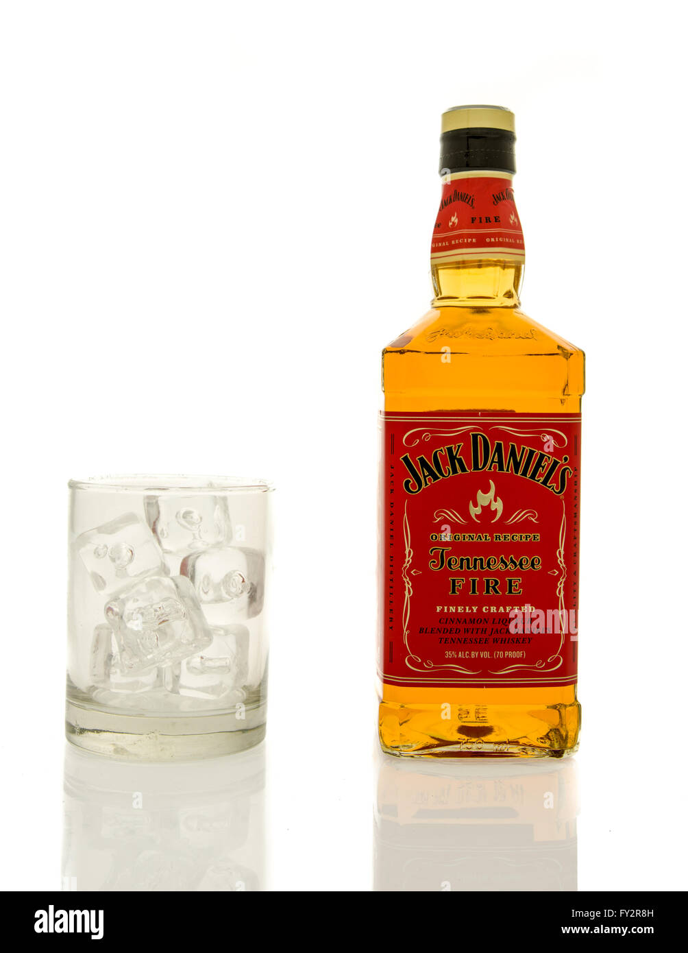 Winneconne, WI - 19 mars 2016 : une bouteille de Jack Daniel's fire whisky avec un verre de glace. Banque D'Images