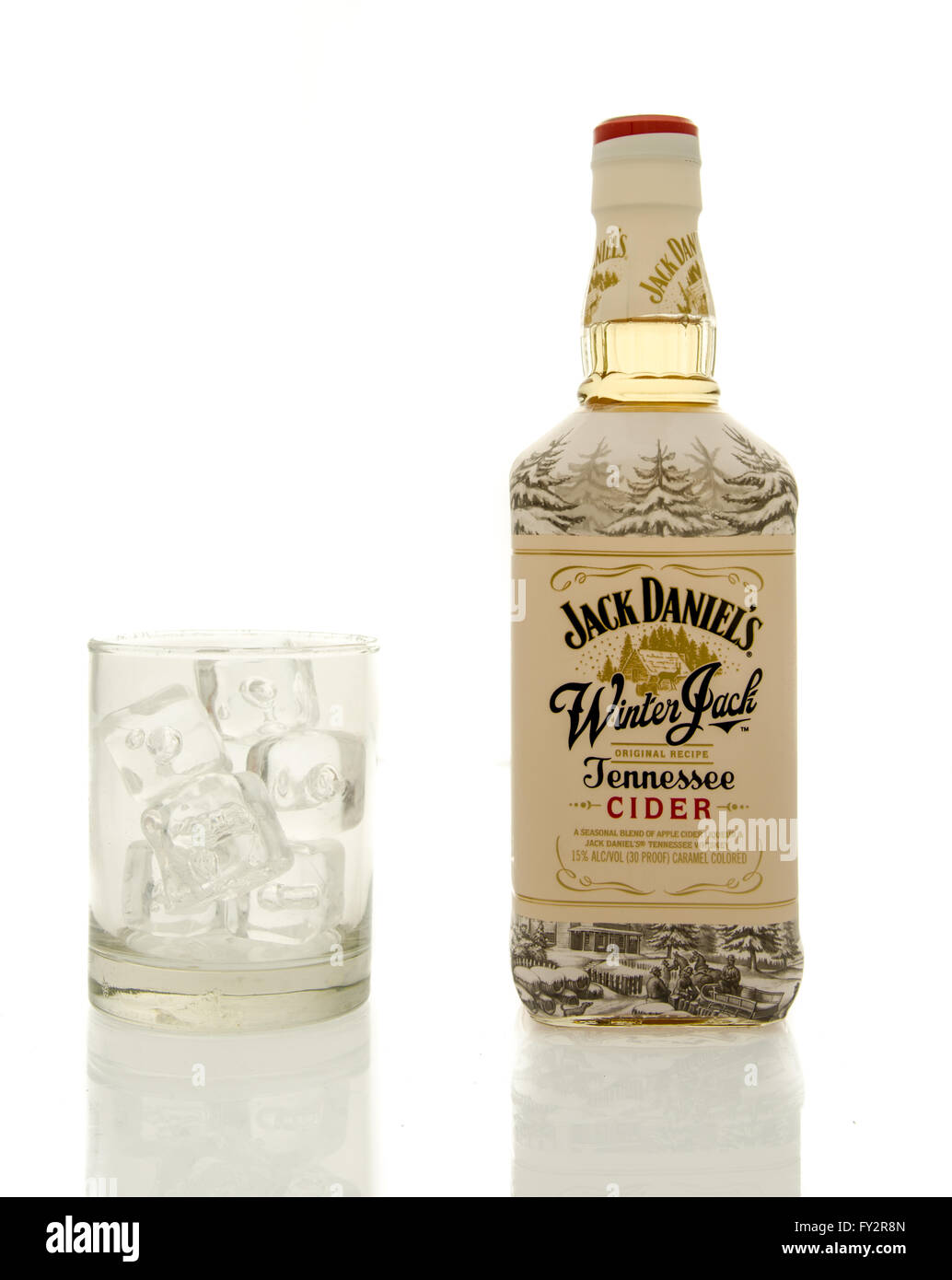 Winneconne, WI - 19 mars 2016 : une bouteille de Jack Daniel's jack hiver whisky avec un verre de glace. Banque D'Images