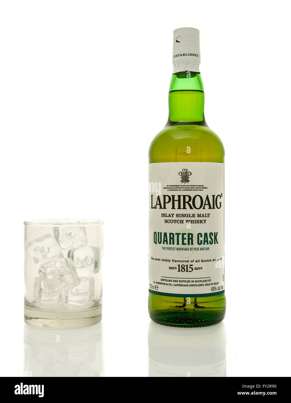 Winneconne, WI - 19 mars 2016 : une bouteille de Laphroaig scotch whisky avec un verre de glace. Banque D'Images
