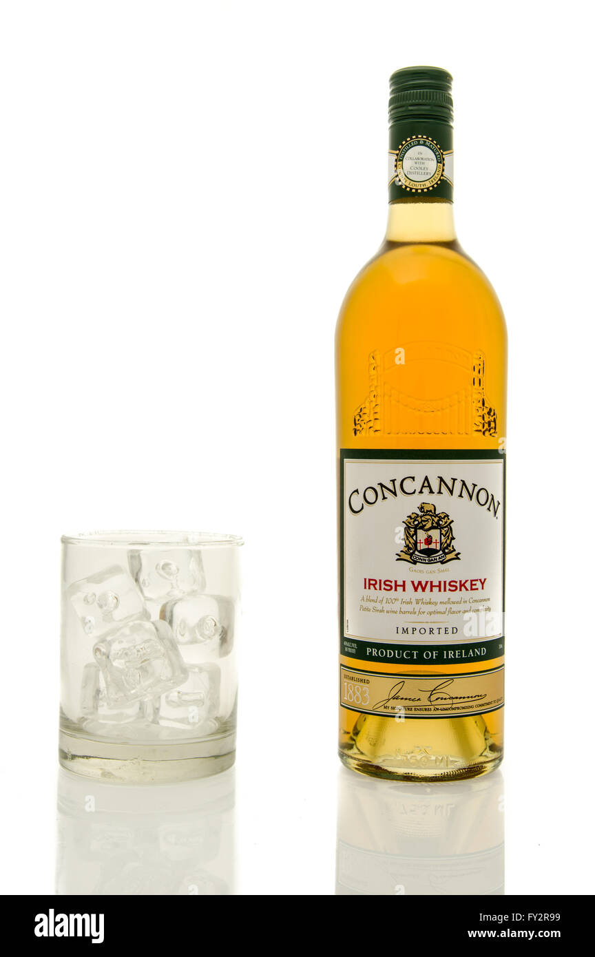 Winneconne, WI - 19 mars 2016 : une bouteille de whisky irlandais Concannon avec un verre de glace. Banque D'Images