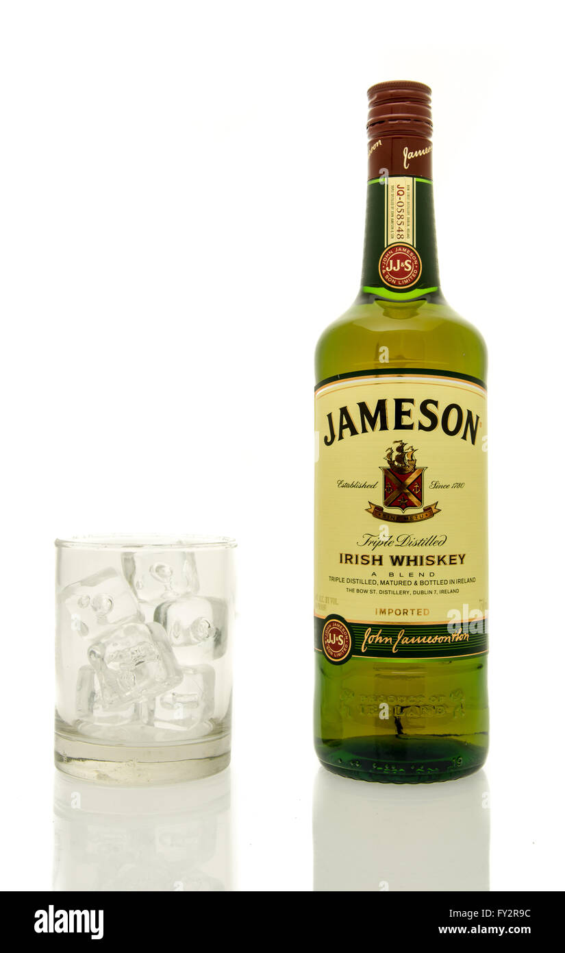 Winneconne, WI - 19 mars 2016 : une bouteille de whisky irlandais Jameson avec un verre de glace. Banque D'Images
