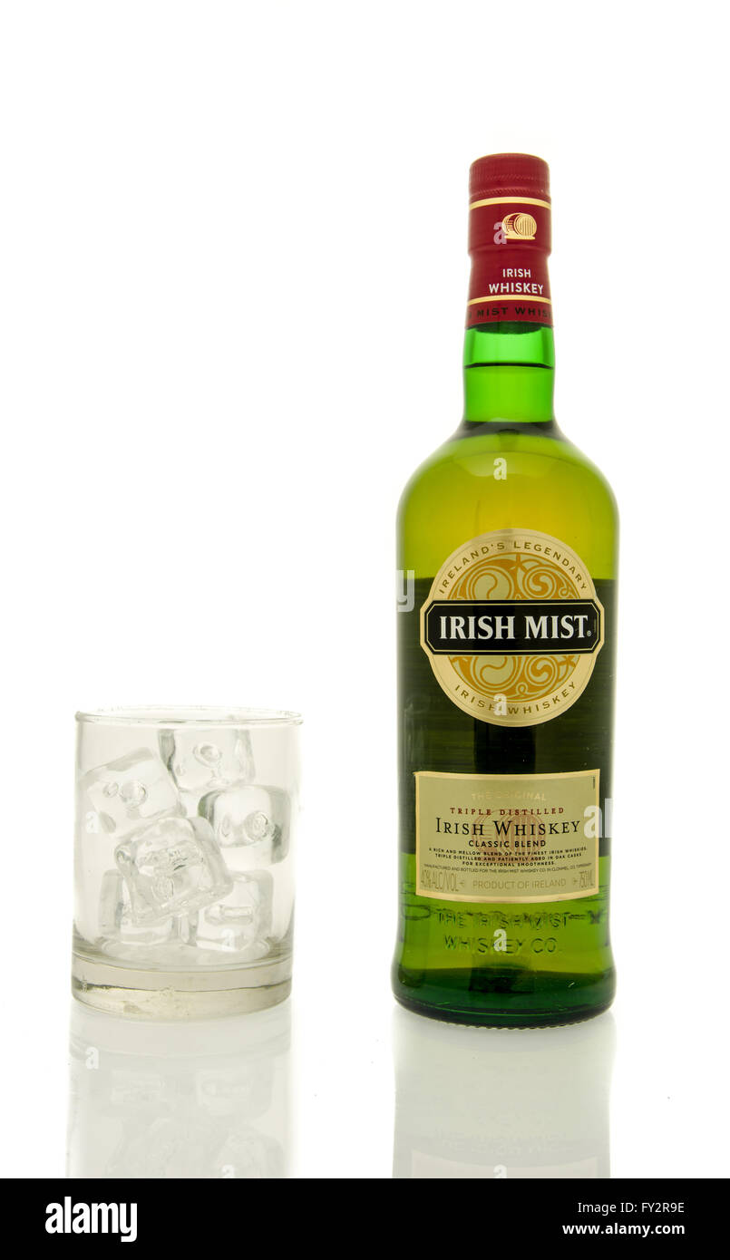 Winneconne, WI - 19 mars 2016 : une bouteille de whisky irlandais Irish Mist avec un verre de glace. Banque D'Images