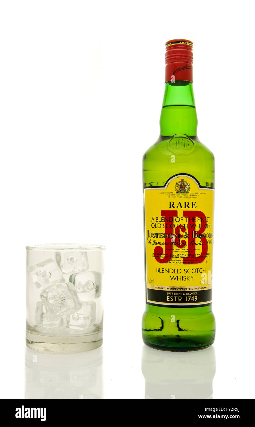 Winneconne, WI - 19 mars 2016 : une bouteille de scotch whisky J&B avec un verre de glace. Banque D'Images