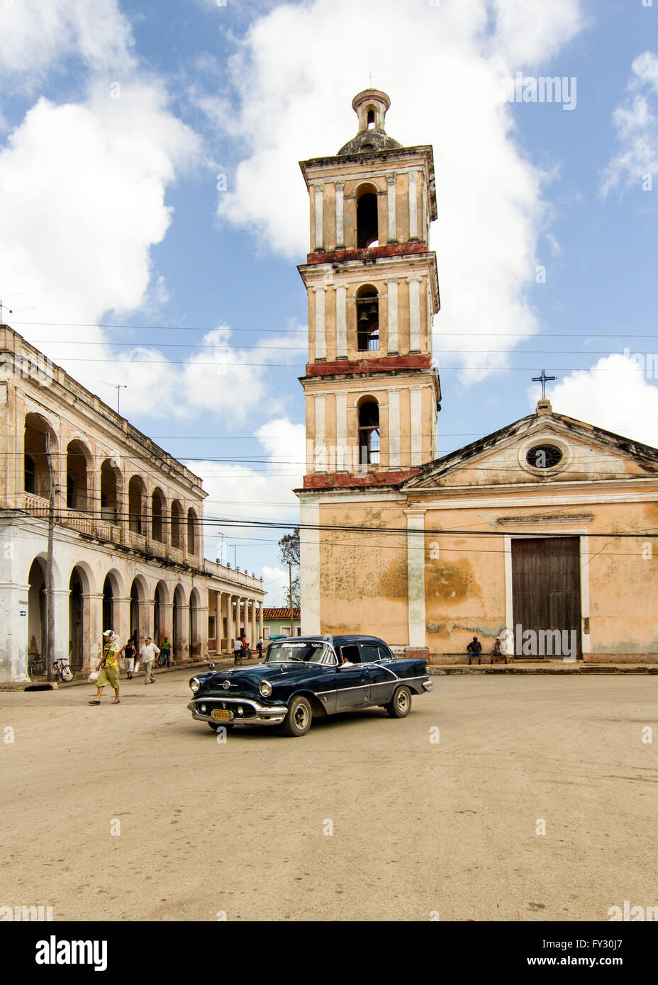 Voiture à l'extérieur de l'église cubaine typique scène de rue Banque D'Images