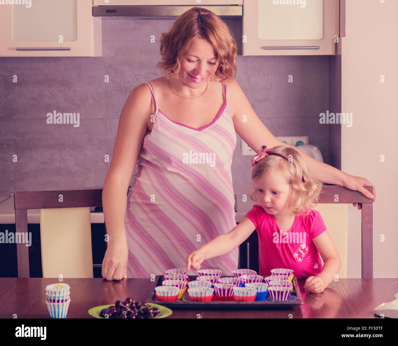 Maman Enceinte Avec Petite Fille La Preparation De Petits Gateaux Focus Selectif Photo Stock Alamy