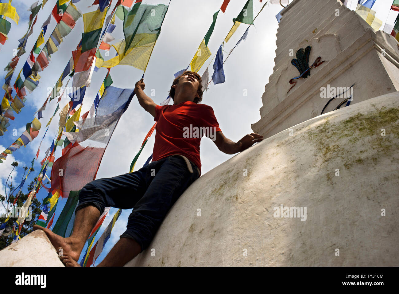 Les petits drapeaux de prière avec stupa bouddhiste au temple de Swayambunath à Katmandou, au Népal. Swayambhunath Stupa views, une variété de shrin Banque D'Images