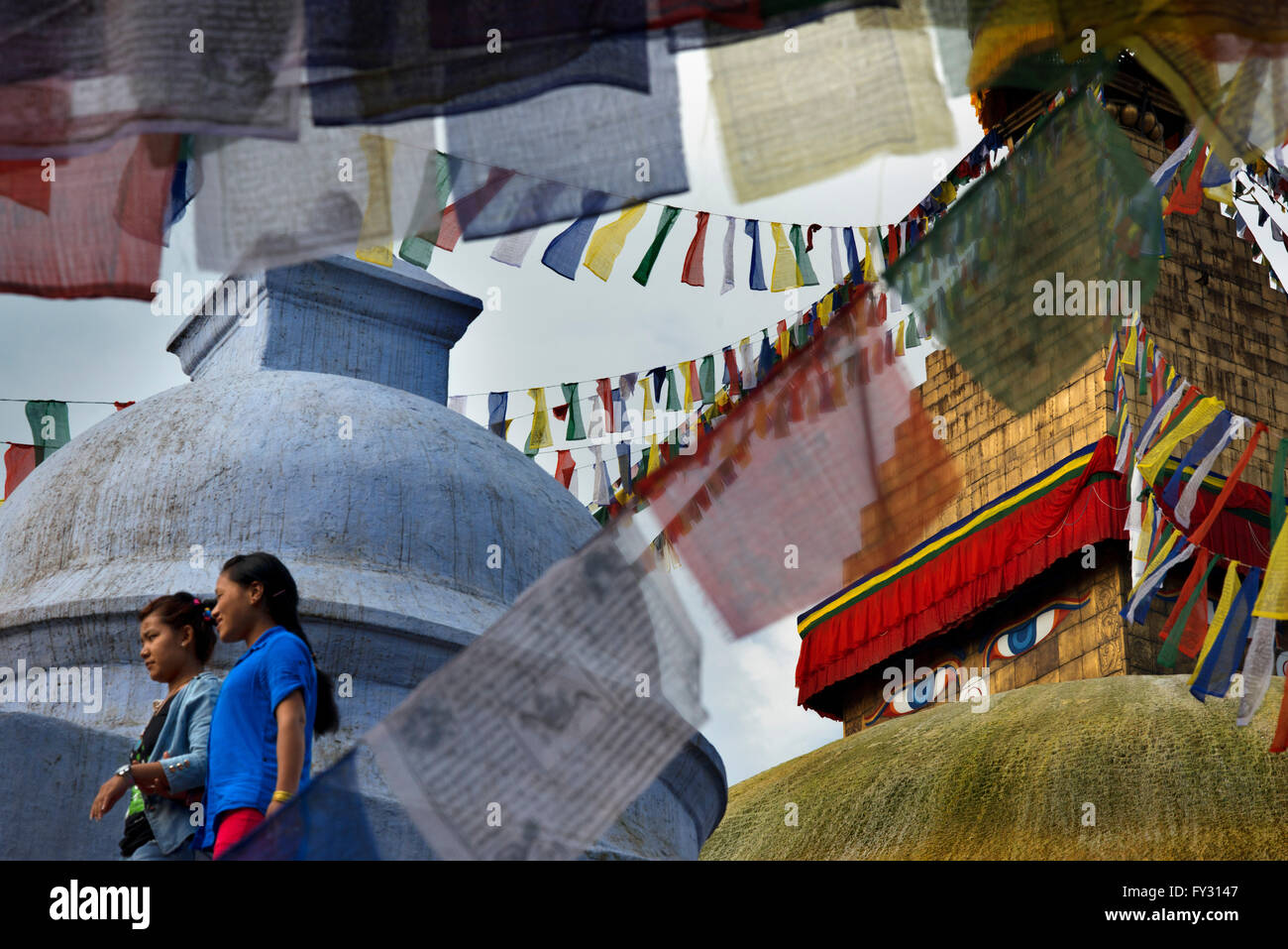 Des drapeaux tibétains et Bodhnath stupa bouddhiste, Katmandou, Népal, Asie Banque D'Images