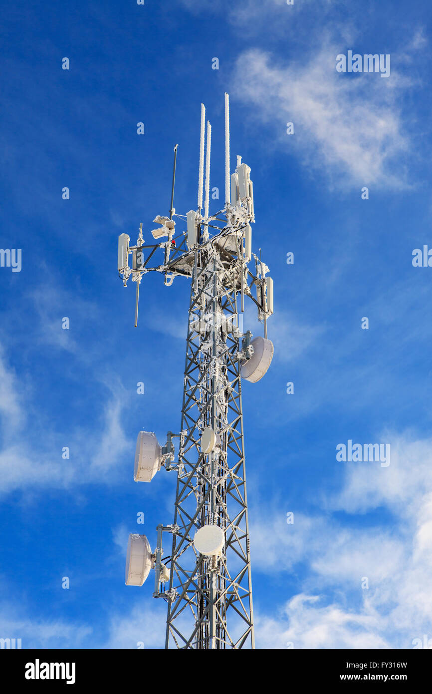 Tour de l'antenne de communication, émetteur et ciel bleu en hiver Banque D'Images