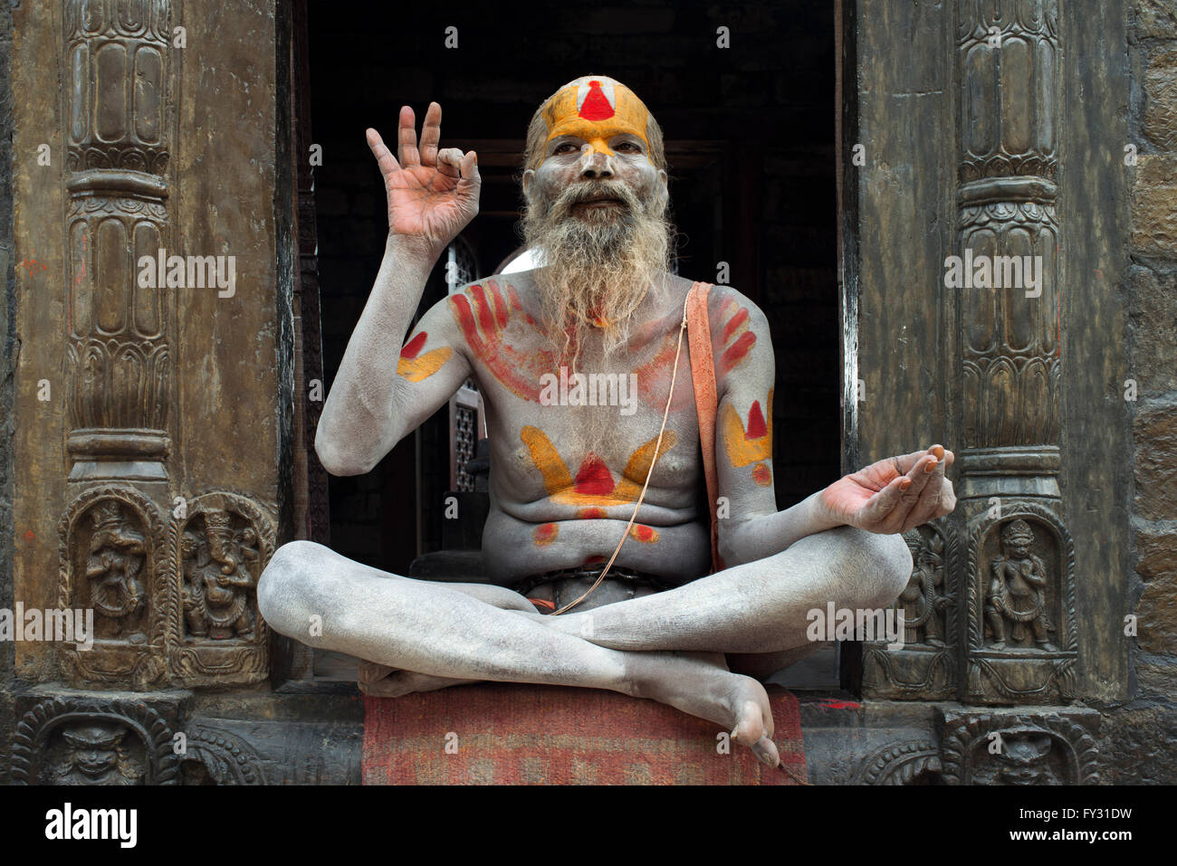 Portrait d'un sadhu, Népal Pashupatinath dans. Le lieu de la crémation par la rivière Bagmati. Saint homme sadhu painte colorée Banque D'Images