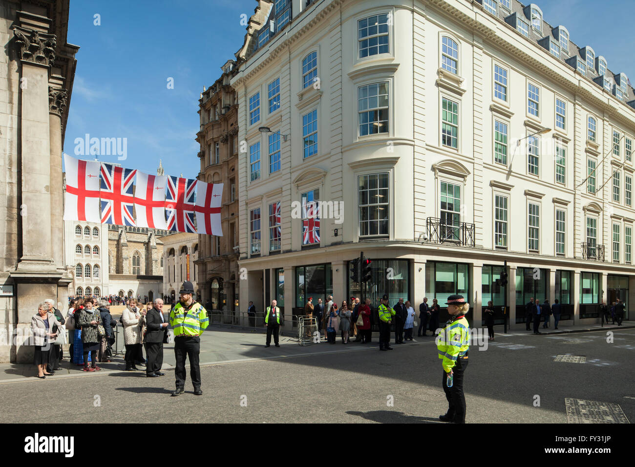 Les agents de police sur Gresham Street à Londres. Banque D'Images