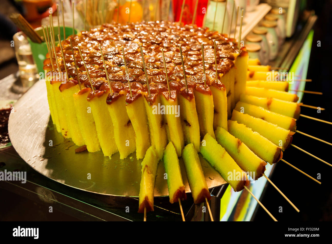 Gateau De Riz Gluant Avec Des Dates Sur Le Dessus Bei Yuan Men Night Market Xi An Shaanxi Chine Photo Stock Alamy