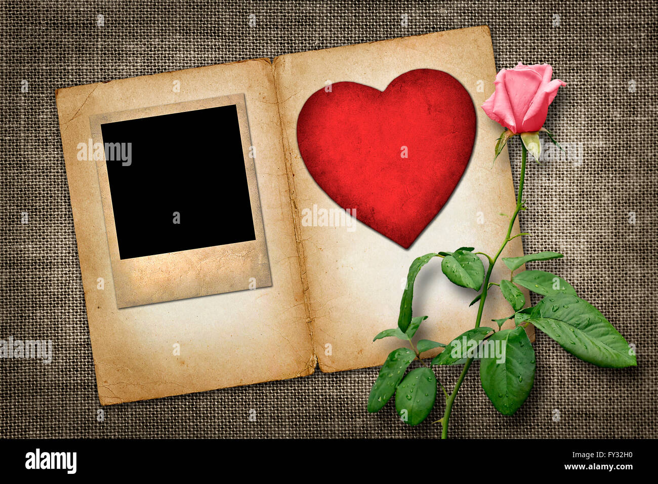 Photo de style ancien avec du papier rouge avec coeur dans rose rose style vintage Banque D'Images
