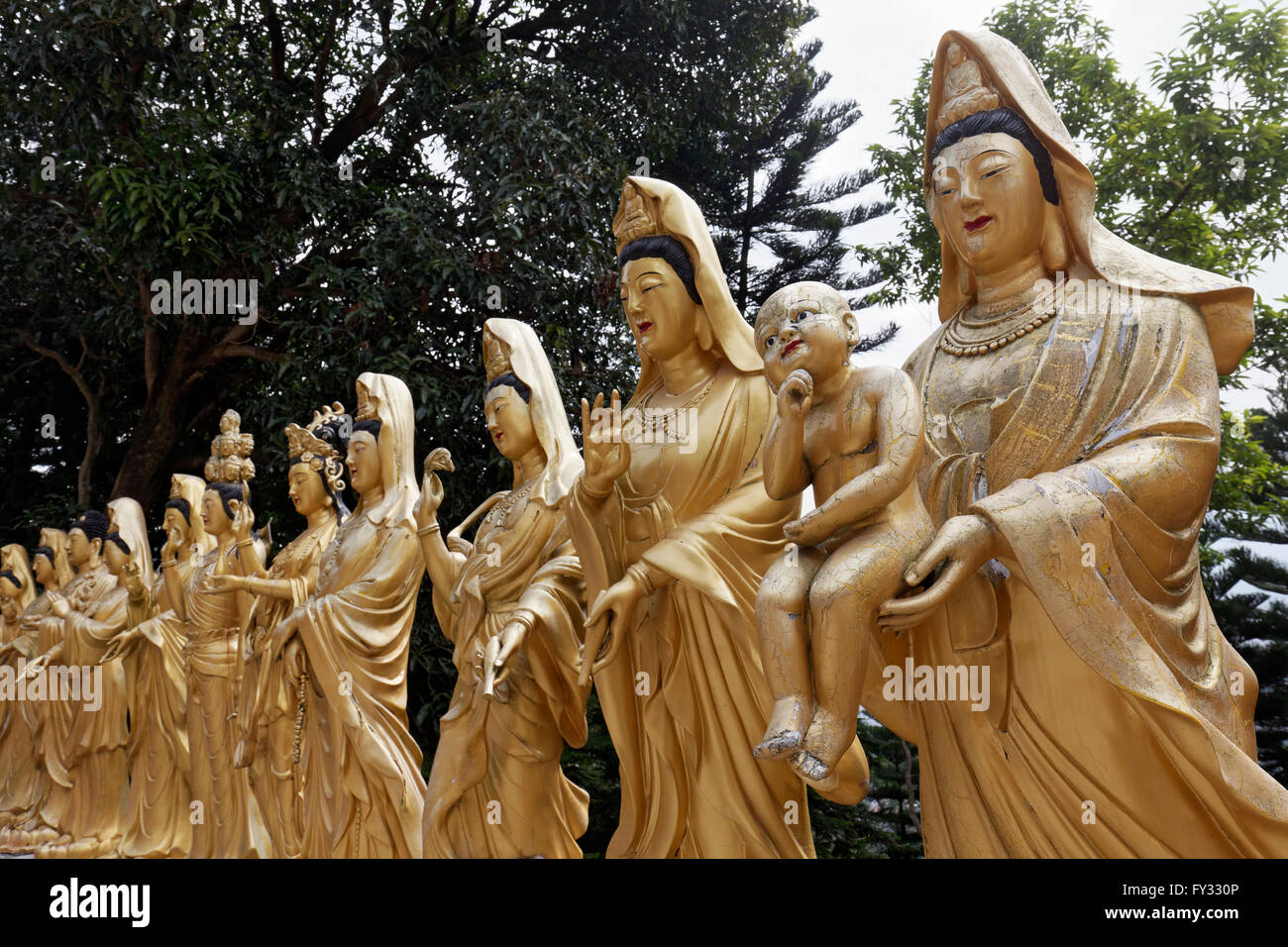 Statues de la déesse bouddhiste ou Gunayin Kwan Giu ou Kwun Yam, l'un tenant un enfant, femme Bodhisattvas Banque D'Images