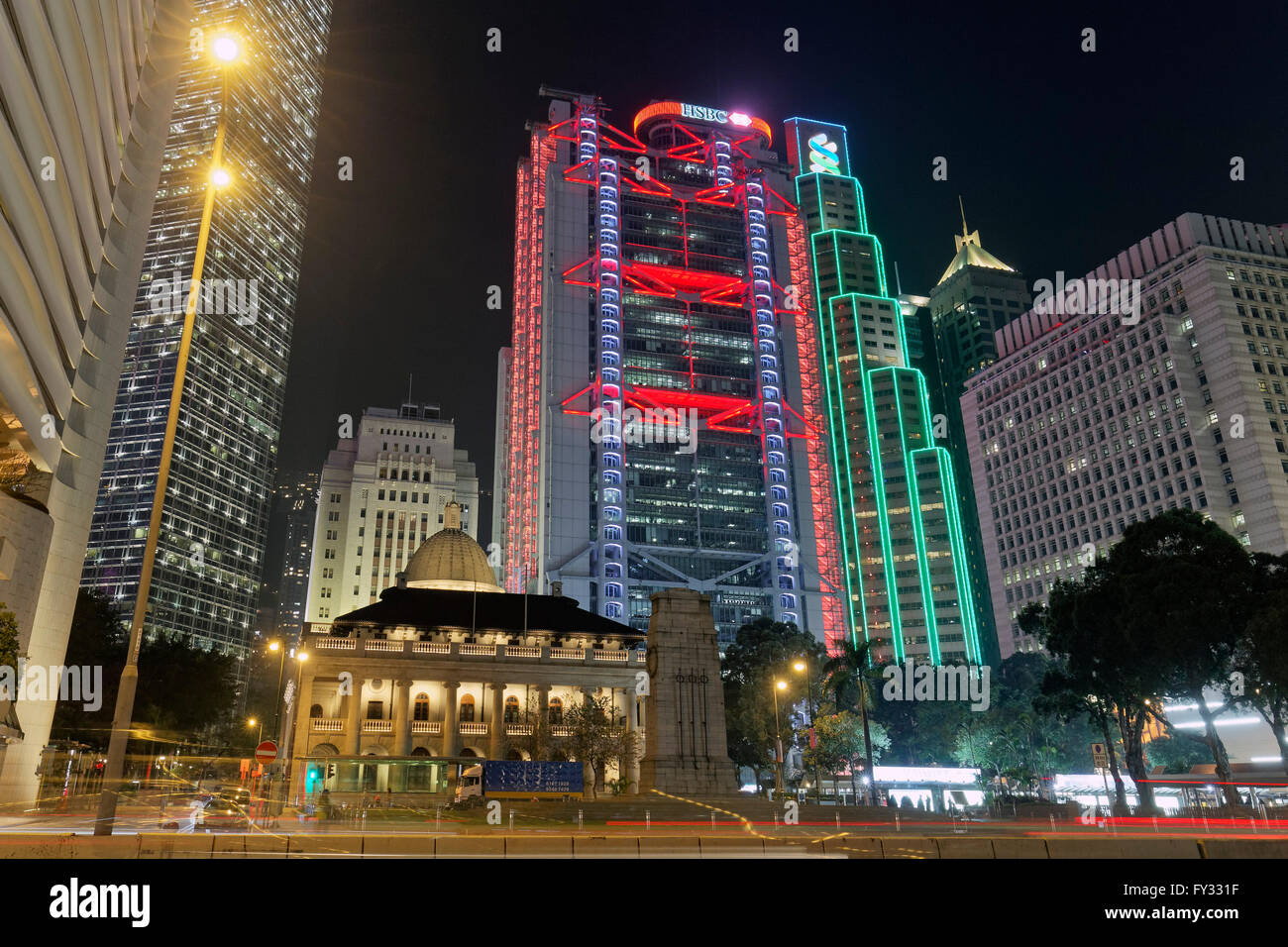 L'ancien bâtiment du Conseil législatif, Statue Square et HSBC Building illuminé la nuit, District Central, Hong Kong Island Banque D'Images