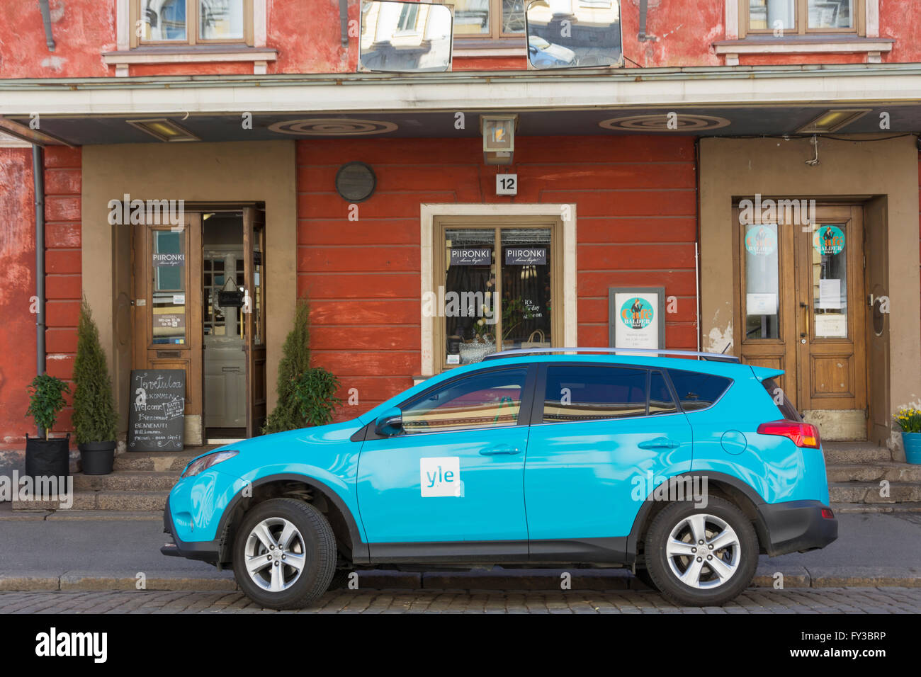 La voiture bleue de la société finlandaise de radiodiffusion se trouve dans la rue Aleksanterinkatu à Helsinki, en Finlande Banque D'Images