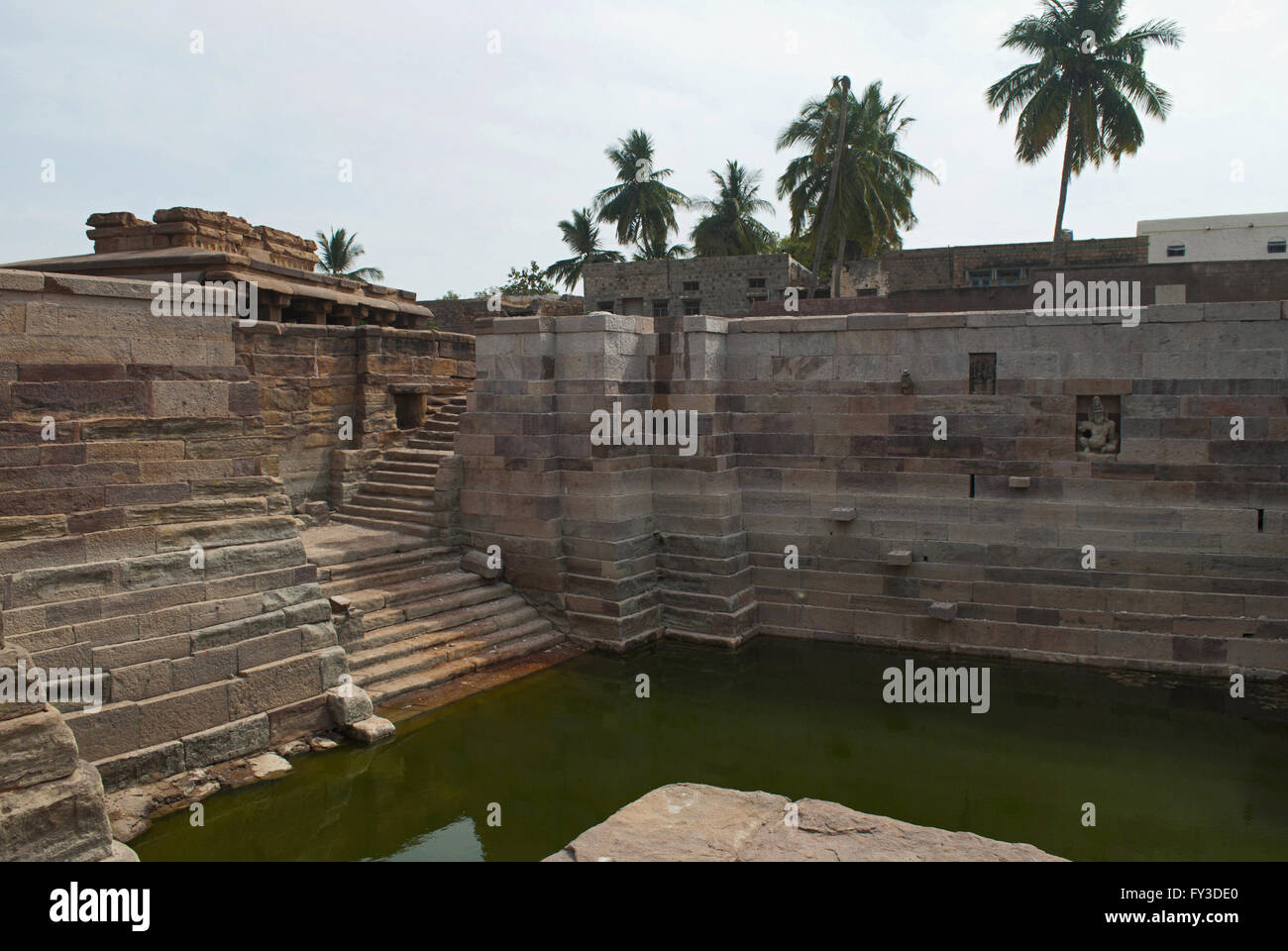 Un étang, Aihole, Bagalkot, Karnataka, Inde. Banque D'Images