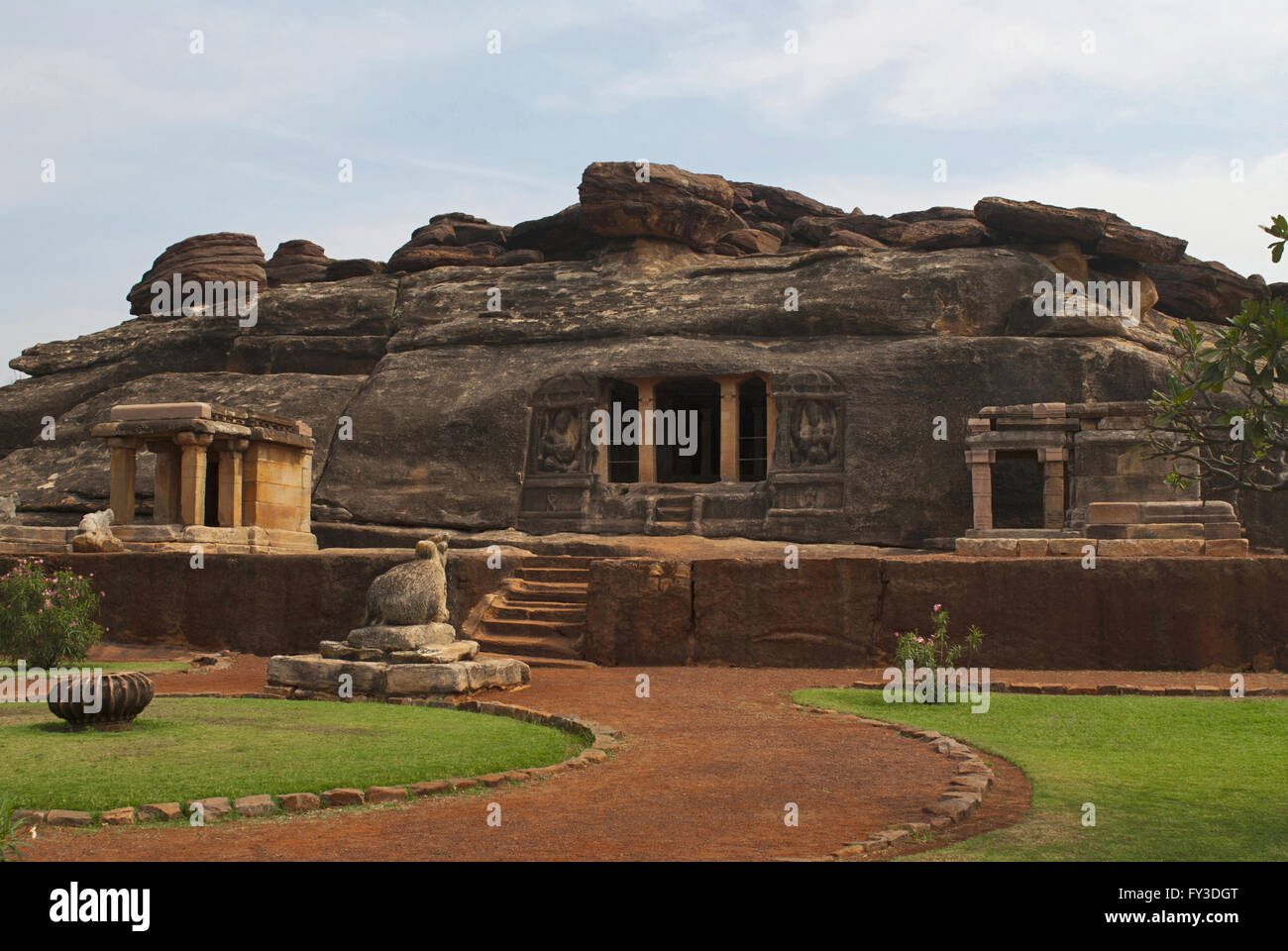 Vue avant du Ravanaphadi rock-cut temple, Aihole, Bagalkot, Karnataka, Inde. Banque D'Images