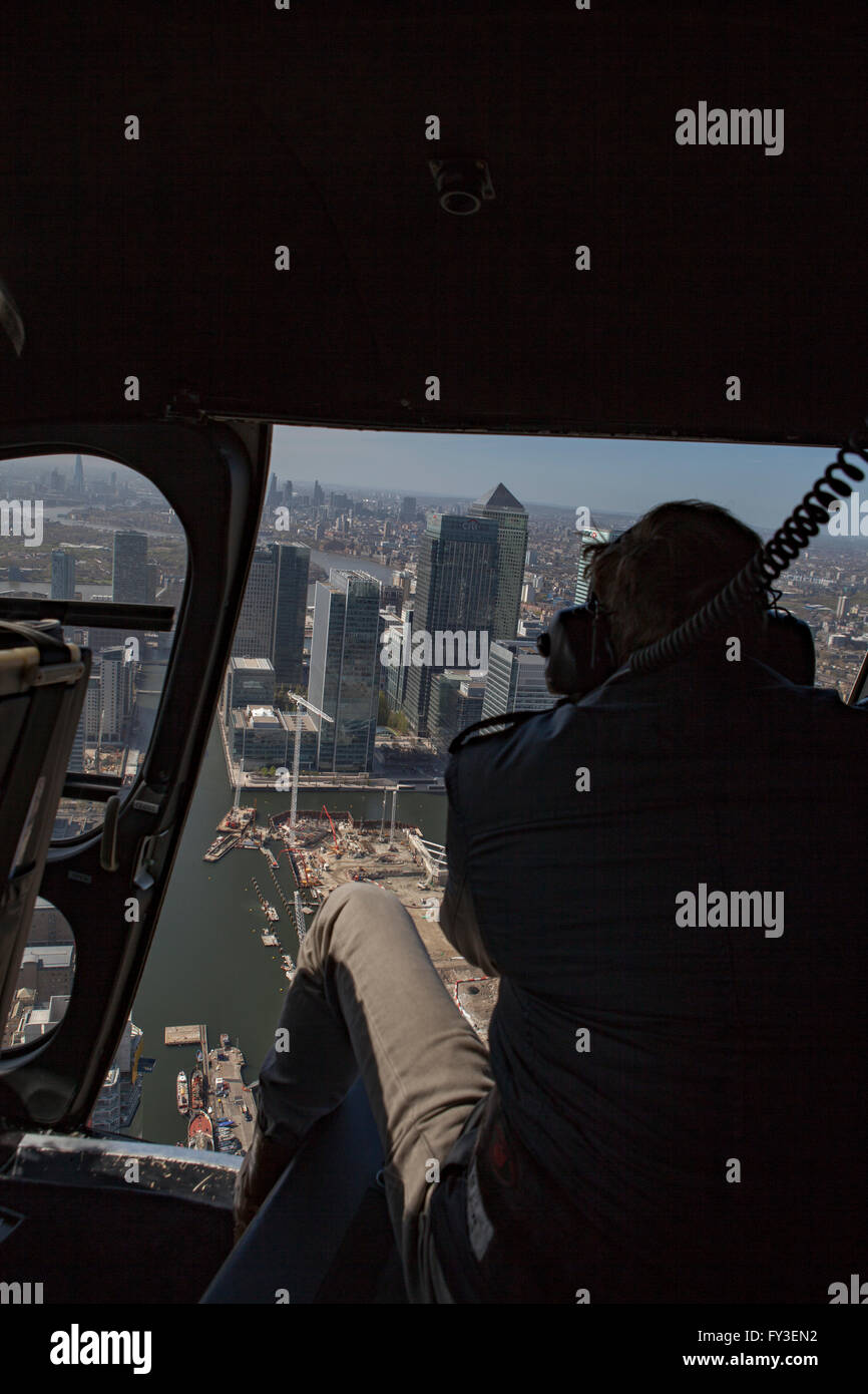 Vue de l'intérieur de l'hélicoptère avec porte ouverte sur Londres lors de voyage photographie aérienne Banque D'Images