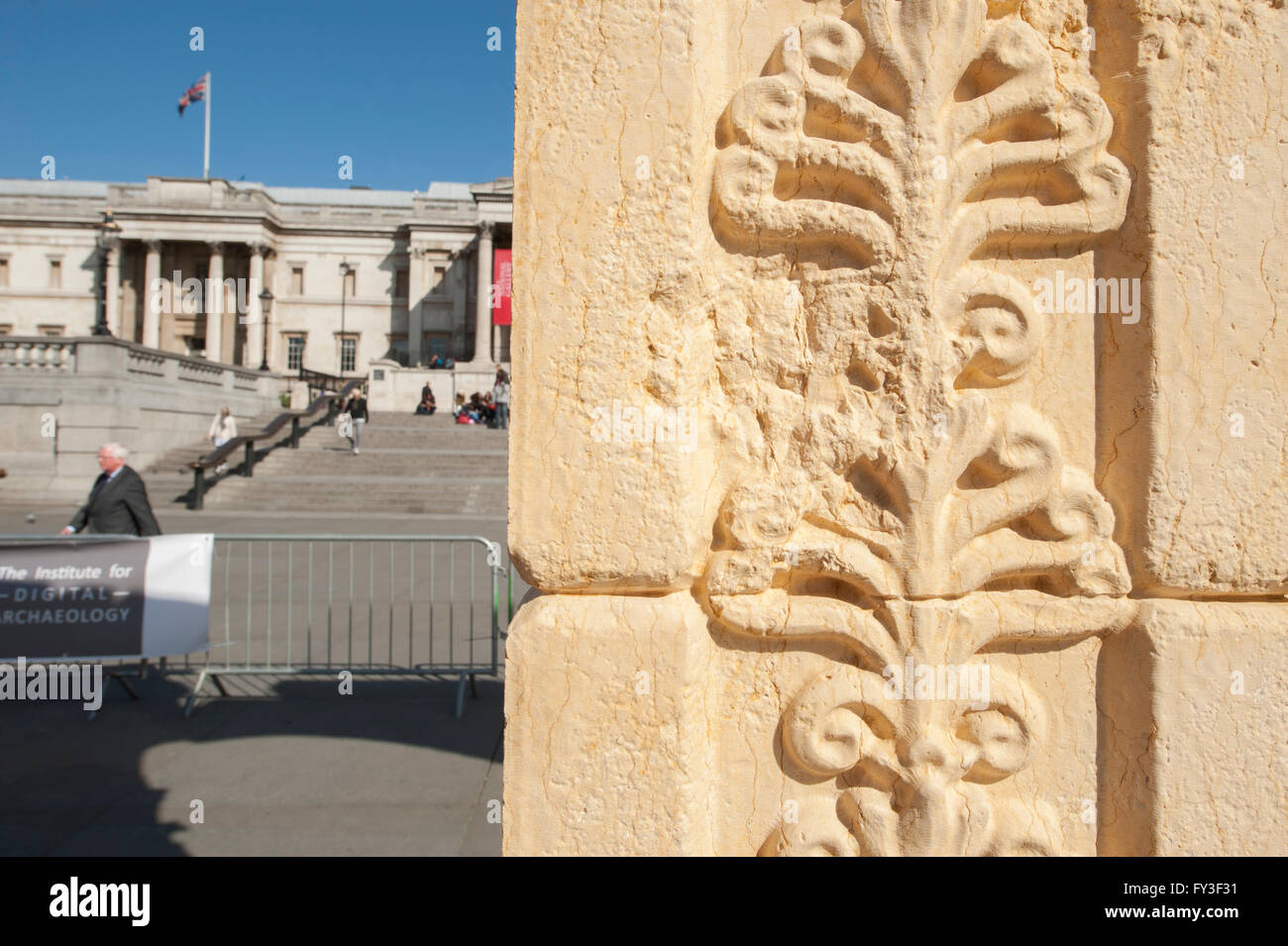 Une réplique de l'arche de Palmyre syrien détruit par l'ISIS est érigée à Trafalgar Square Banque D'Images