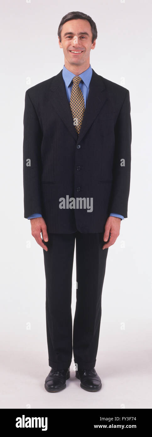 Vue avant du smiling man standing et portant des T-Shirt, costume et cravate  Photo Stock - Alamy