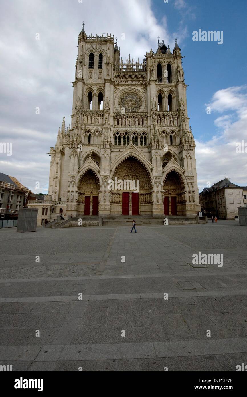 France, Picardie, Amiens, Cathédrale Notre-Dame d'Amiens, façade de la cathédrale gothique du 13ème siècle circa Banque D'Images