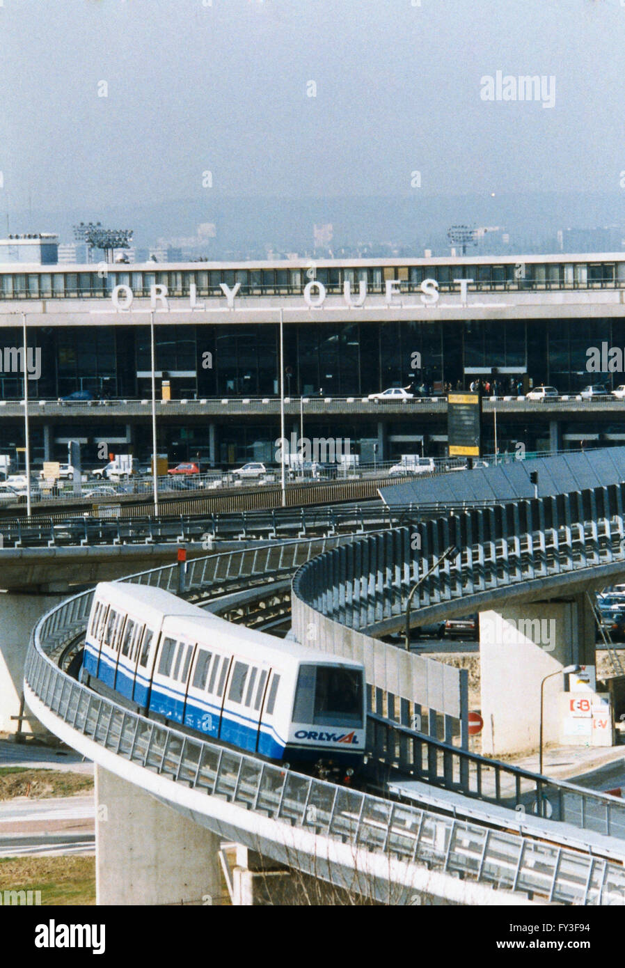 France, Paris, l'aéroport d'Orly, bleu et blanc train Orlyval de quitter l'aéroport. Banque D'Images