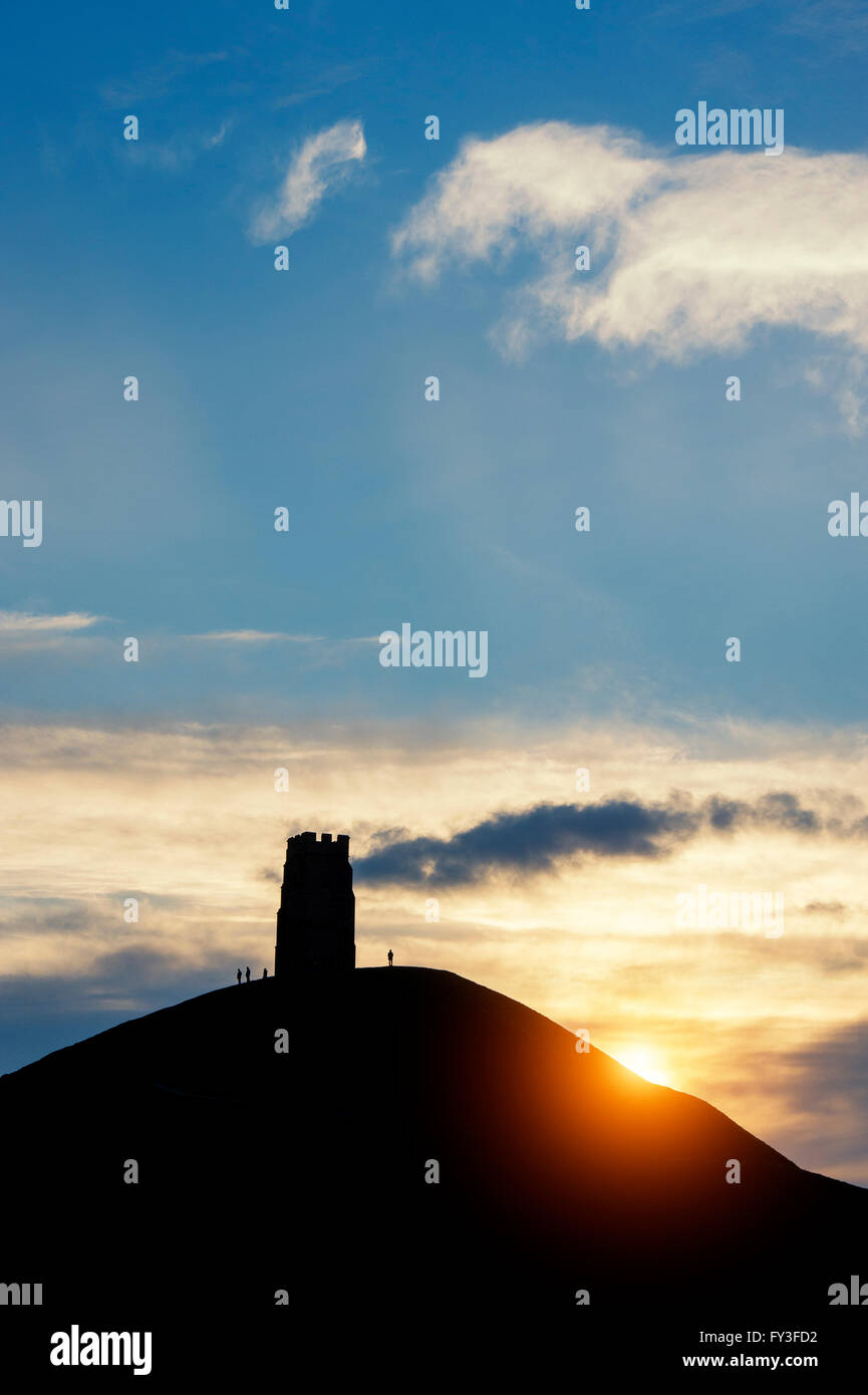 Tor de Glastonbury et St Michael's Tower silhouette au coucher du soleil. Glastonbury, Somerset, Angleterre. Filtre de lumière appliquée Banque D'Images