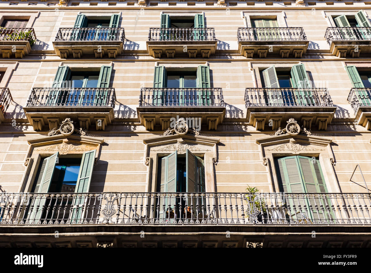 Appartements au-dessus de la Carrer de la Ribera, Barcelone, Catalogne, Espagne Banque D'Images