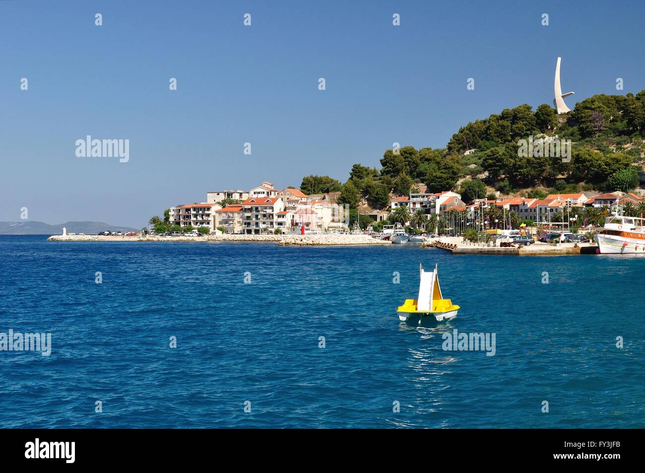 Mer Adriatique à podgora en Croatie avec les ailes de seagull monument en arrière-plan Banque D'Images