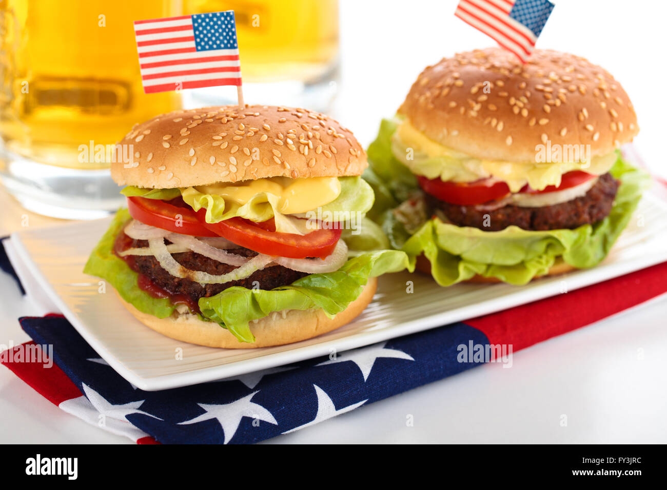 Hamburger, Frites Et Bière Avec Drapeau Américain Sur Fond. Image
