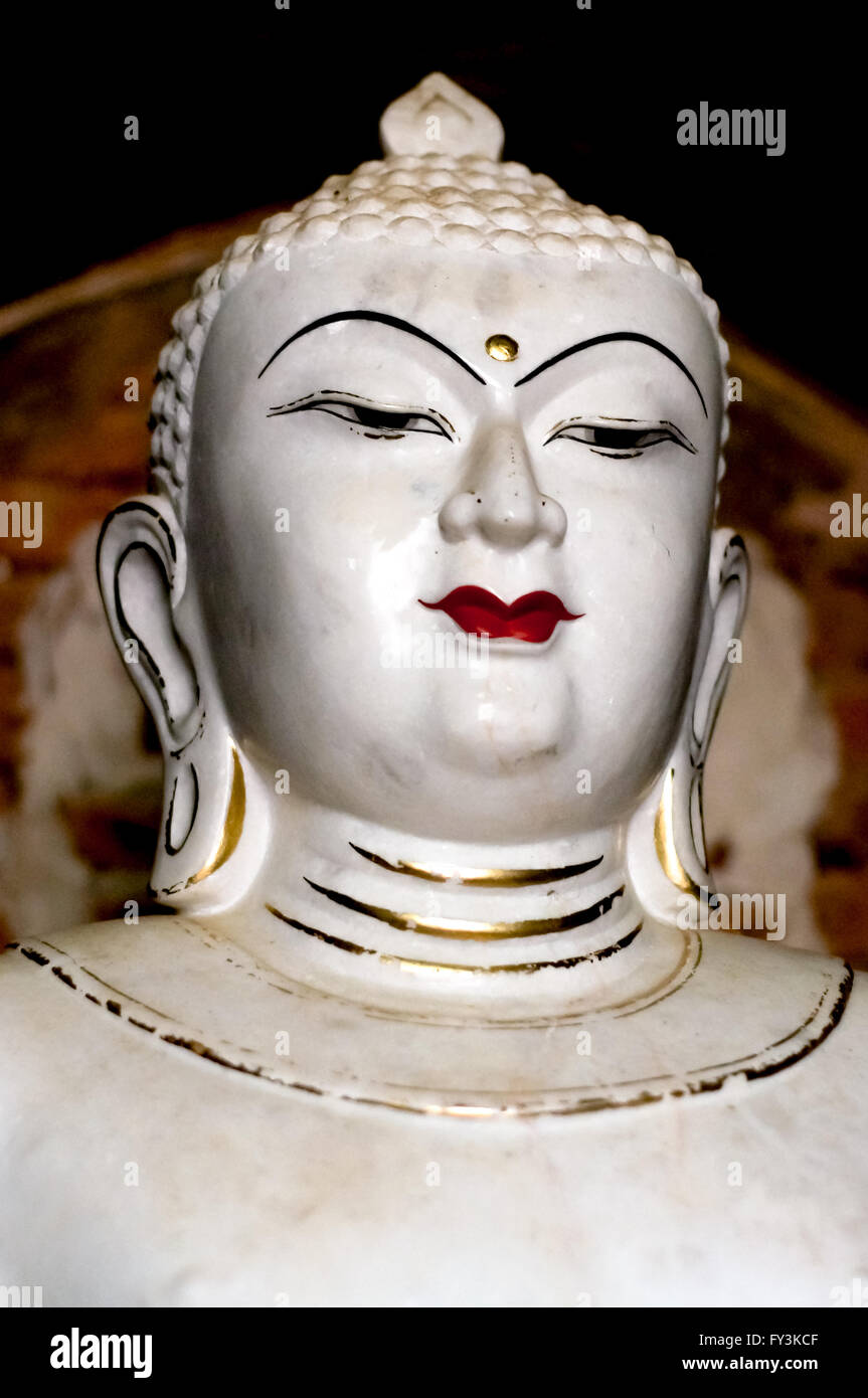 Portrait Bouddha blanc antique avec des personnalités du troisième oeil d'or Banque D'Images