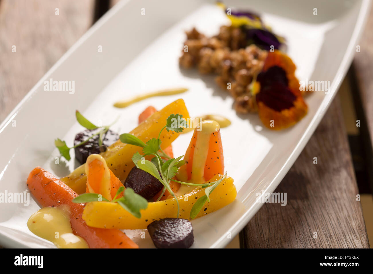 Heirloom carrots avec aïoli safrané Banque D'Images